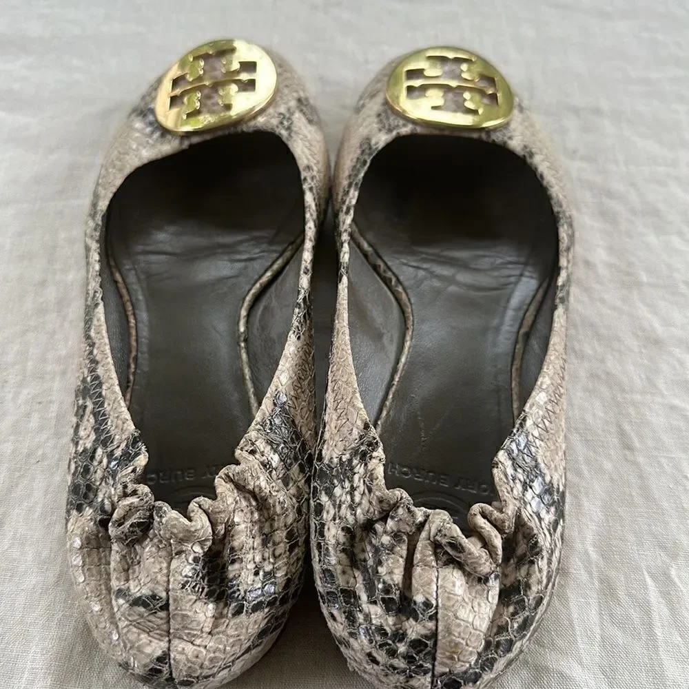Tory Burch Reva Snake-Print Ballerina Flat,  Roccia 6.5